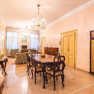 casa-vescovo-free-wi-fi-near-san-marco-square.hotelslidodijesolo.com/